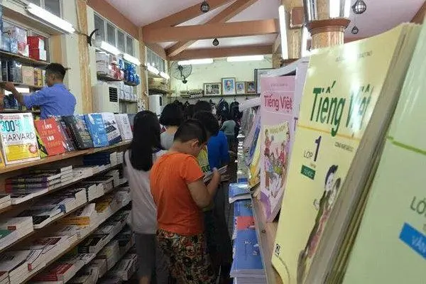 ‘Cháy hàng’ sách giáo khoa lớp 1, vì đâu?